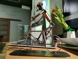 Na zdjęciu statuetka rowerzysty.