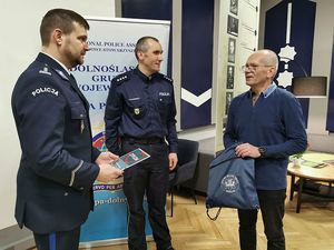 Uczestnik konkursu odbiera nagrodę od Zastępcy Komendanta Wojewódzkiego Policji we Wrocławiu.