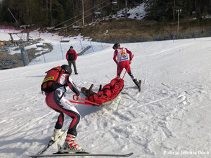 Na zdjęciu para zawodników podczas zawodów narciarskich przewożąca fantoma, który wypadł z noszy.