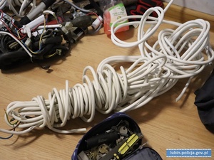 Na zdjęciu zwinięty, biały kabel elektryczny.