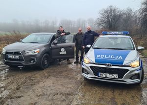 Wspólne zdjęcie niemczańskich policjantów z funkcjonariuszami Państwowej Straży Leśnej.