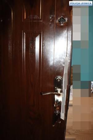 Na zdjęciu drzwi zniszczone po włamaniu.