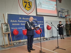 Na zdjęciu przemawiaw szkole Zastępca Naczelnika Wydziału, podkomisarz Kamil Drogoń.