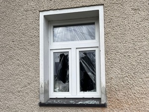 Na zdjęciu rozbita szyba w oknie.