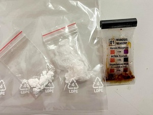 Na zdjęciu dwa woreczki strunowe z narkotykami, obok narkotest.