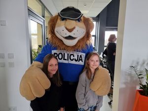 spotkanie policjanta i komisarza lwa z dziećmi