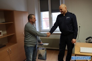 Na zdjęciu Pan Robert Stożek przyjmuje gratulacje od podinspektora Marka Szczepańskiego.