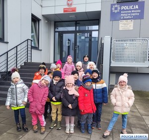 Na zdjęciu przedszkolaki na tle Komendy Miejskiej Policji w Legnicy.