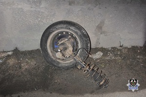 Na zdjęciu wyrwane koło z samochodu po wypadku.
