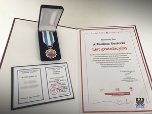 Na zdjęciu list gratulacyjny dla aspiranta  Arkadiusza Rusieckiego
