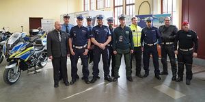 zdjęcie grupowe policjantów i innych osób