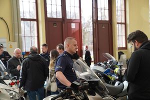 policjant stojący przy motocyklu