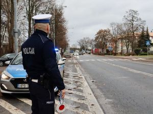 policjant przy drodze