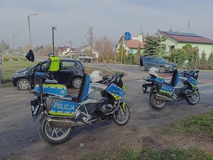 Policjanci na motocyklach podczas kontroli drogowej
