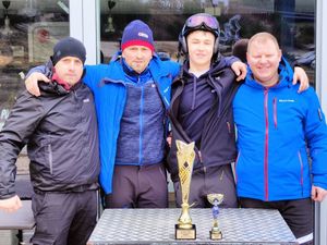 Na zdjęciu podinspektor Mariusz Rusiecki wraz z innymi trzema uczestnikami slalomu.