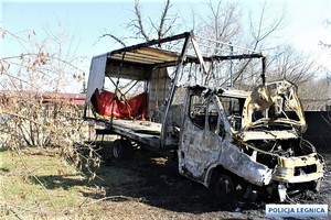Na zdjęciu wrak samochodu marki Iveco, spalonego w pożarze.
