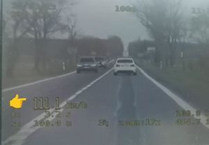 Na zdjęciu kard z filmu z przekroczenia prędkości.