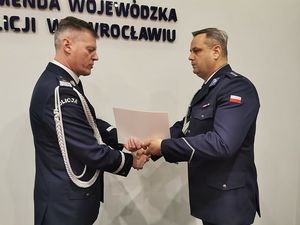 Na zdjęciu Komendant Wojewódzki Policji nadinspektor Dariusz Wesołowski gratuluje mianowanemu policjantowi.