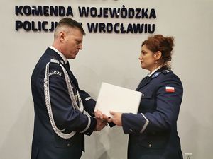 Na zdjęciu Komendant Wojewódzki Policji nadinspektor Dariusz Wesołowski gratuluje mianowanej policjantce.