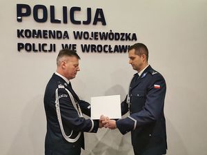 Na zdjęciu Komendant Wojewódzki Policji gratuluje mianowanemu policjantowi.