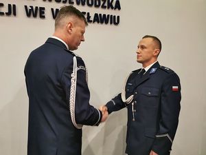 Na zdjęciu nadinspektor Dariusz Wesołowski gratuluje mianowanemu policjantowi.