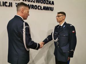 Na zdjęciu policjant odbiera gratulacje od Komendanta Wojewódzkiego Policji we Wrocławiu.
