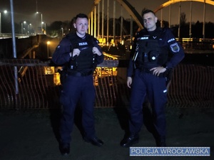 policjanci stoją przy moście