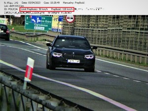 Na zdjęciu samochód osobowy w kadrze fotoradaru, przedstawiające jak kierowca przekracza prędkość.