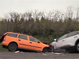Na zdjęciu dwa samochody osobowe zderzone czołowo.