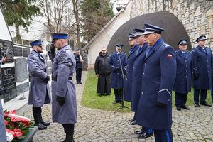 uroczystość przy pomniku przy dziale Kadry Kierowniczej Dolnośląskiej Policji na czele z Komendantem Wojewódzkim Policji we Wrocławiu