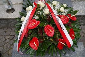 uroczystość przy pomniku przy dziale Kadry Kierowniczej Dolnośląskiej Policji na czele z Komendantem Wojewódzkim Policji we Wrocławiu