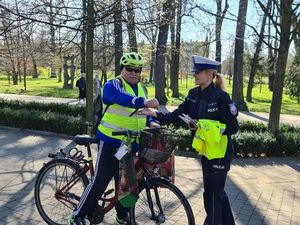policjantka i mężczyzna z wąsami na rowerze
