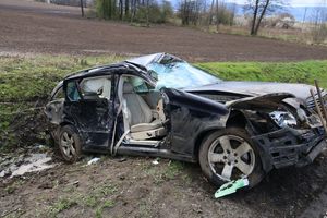 Na zdjęciu widoczny jest uszkodzony pojazd osobowy, który uczestniczył w wypadku drogowym.