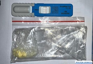 Na zdjęciu widzimy tester narkotykowy oraz środki odurzające w woreczku strunowym.