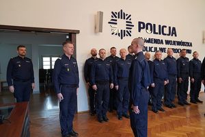 Na zdjęciu policjant składa meldunek Komendantowi Wojewódzkiemu Policji we Wrocławiu nadinspektorowi Dariuszowi Wesołowskiemu.