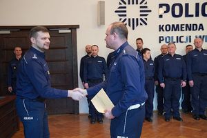 Na zdjęciu Zastępca Komendanta Wojewódzkiego Policji inspektor Norbert Kurenda składa gratulacje policjantowi.
