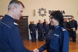 Na zdjęciu Komendant Wojewódzki Policji we Wrocławiu nadinspektor Dariusz Wesołowski składa gratulacje policjantce.