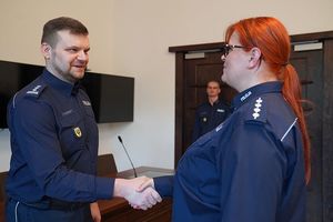 Na zdjęciu Zastępca Komendanta Wojewódzkiego Policji inspektor Norbert Kurenda składa gratulacje policjantce.