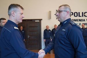 Na zdjęciu Komendant Wojewódzki Policji we Wrocławiu nadinspektor Dariusz Wesołowski składa gratulacje policjantowi.