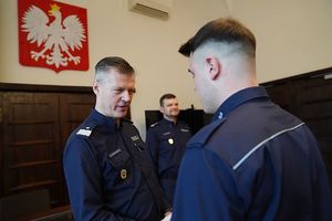 Na zdjęciu Komendant Wojewódzki Policji we Wrocławiu nadinspektor Dariusz Wesołowski składa gratulacje funkcjonariuszowi.