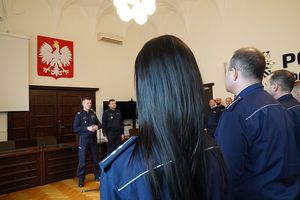 Na zdjęciu na pierwszym planie nagrodzeni policjanci w dali przemawiający Komendant Wojewódzki Policji we Wrocławiu.