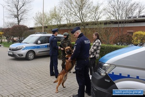 Na zdjęciu policjant z psem policyjnym.