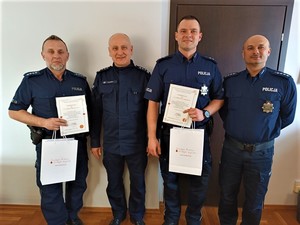 Czterech umundurowanych policjantów