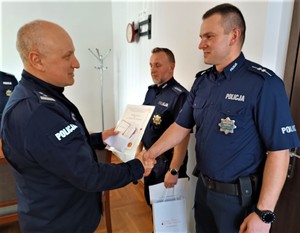 Komendant Powiatowy Policji w Miliczu gratuluje policjantowi