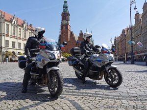 policjanci na motocyklach na placu
