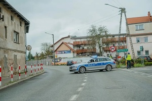 Na zdjęciu radiowóz stojący na trasie wyścigu kolarskiego.