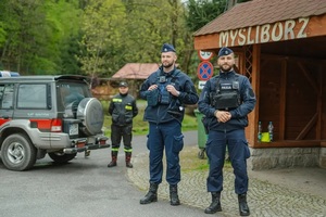 Na zdjęciu dwaj policjanci oraz strażak.