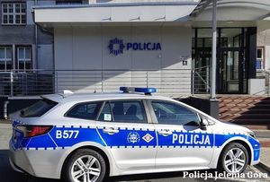 Na zdjęciu radiowóz na tle komendy policji.