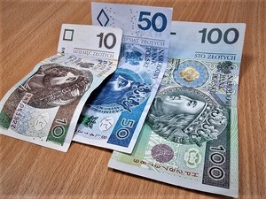 Na zdjęciu banknoty 100, 50 i 10 złotych.