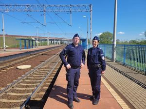Na zdjęciu policjanci przy torach kolejowych.